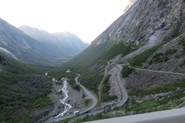 40. DEN – Město Oppdal, Most Jora Bru, vodopád Olmafossen, cesta trolů Trollstigen – .