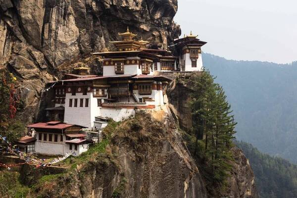 Taktsang, známý též jako Tygří hnízdo, je... | iROZHLAS - spolehlivé zprávy