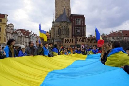 Hlas Ukrajiny z Prahy. Tisíce lidí si v centru připomněly dopady války