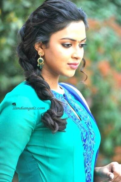 Amala Paul – Sexy show – IndianGalz