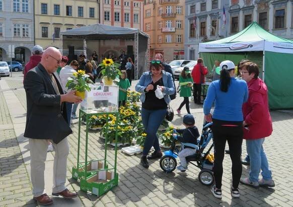 Na benefici v Českých Budějovicích se rozdávaly úsměvy, slunečnice i balonky