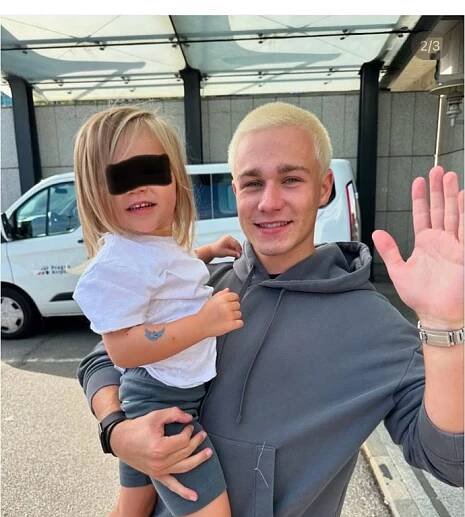 FOTO: Syn Jakub se loučí s malou Alex. – stránka 255