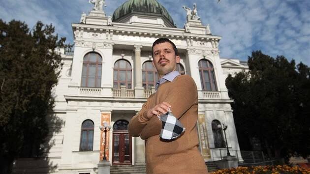 Historik Ondřej Kolář před hlavní budovou Slezského zemského muzea v Opavě.