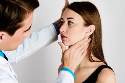 Doktor, muž, položil ruku na krku pacienta podmíněně oddělit spodní čelist od krku, zhodnotit závažnost profilu — Stock obrázek
