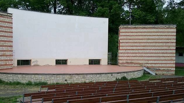 Letní kino v Lounech startuje. Nabídne Janžurku, Vyšehrad i Světáky. Bude zdarma