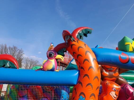 Lunapark otevřel sezonu v centru Hradce Králové. Zábava potrvá i po Velikonocích