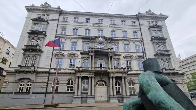 Řidič dostal pokutu za to, že v noci a za deště vjel do výtluku a havaroval. Zastal se ho až Nejvyšší správní soud - Novinky