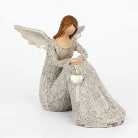 Soška sedícího anděla se srdcem 11x11cm