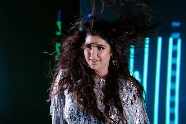 Celeste Buckingham potešila fanúšikov: Tanečná novinka so silným posolstvom a sci-fi videoklipom!