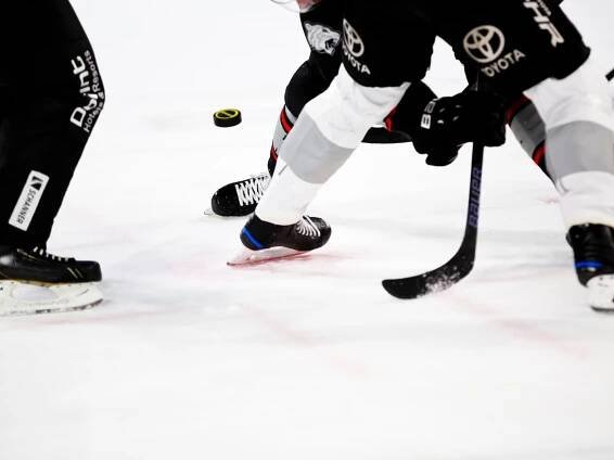 Přátelský hokejový zápas se zvrhl v nepřátelskou bitku. Které rvačky na ledě jsou nejpamátnější? - SportDeník