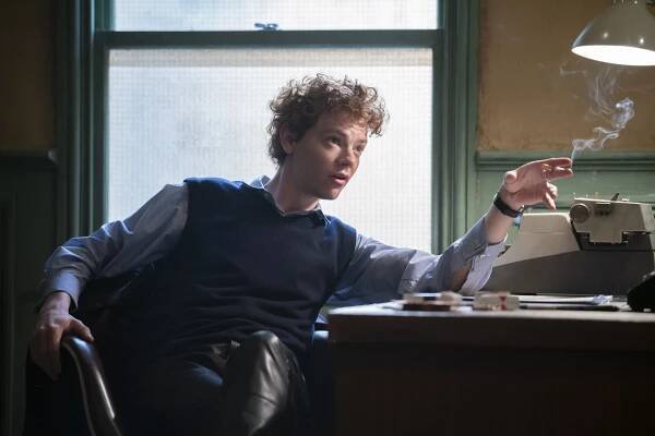 FOTO: Thomas Brodie-Sangster v seriálu Pistol. – stránka 12