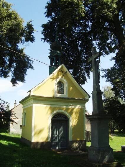 Fotografie - Bělkovice-Lašťany-kaple sv. Floriána z r.1802 a kříž z r.1873 na návsi u rybníka - 27.07.2009