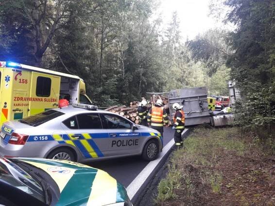Na Karlovarsku havaroval náklaďák vezoucí dřevo: Těžké klády zasáhly osobní vůz!