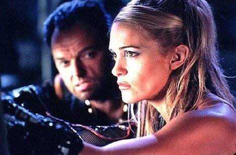 Bruce Hopkins, Victoria Pratt - Cleopatra 2525 - Poslední akce - Z filmu