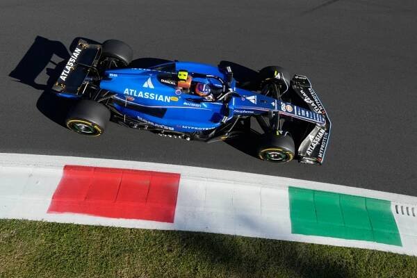 Carlos Sainz durante la segunda sesión de entrenamientos libres en Monza.