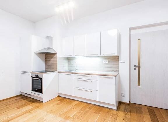 Pronájem bytu 3+kk s balkónem na Praze 2 - 82m 0