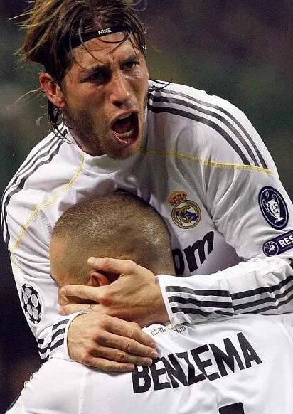 Sergio Ramos (nahoře) vyskočil radostí na střelce úvodní branky Realu Madrid v souboji s AC Milán Karima Benzemu.