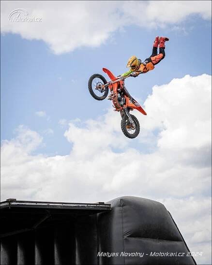 Matyáš Novotný na tandemu s Vláďou: Backflip je můj cíl | Motorkáři.cz