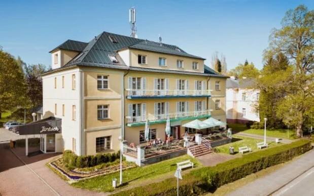 Konstantinovy Lázně: Hotel Jirásek *** s bazénem, solnou jeskyní, procedurami a polopenzí + kulturní akce