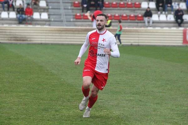 Fotbalisté Kroměříže (červenobílé dresy) ve 21. kole MSFL deklasovali Zlín B 5:0.