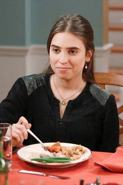 The Neighbors - Thanksgiving Is No Schmuck Bait - Z filmu - Clara Mamet