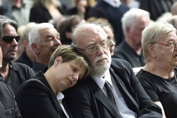 Jan Nedvěd s manželkou Pavlínou na pohřbu bratra Františka.