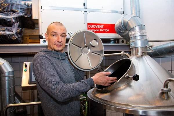 Vrátil se zájem o pivo? Pivovary doufají ve standardní rok a musely zdražovat