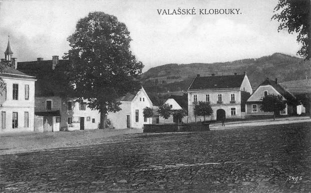 Valašské Klobouky, radnice a jižní strana náměstí; před rokem 1925 (sbírka Pavla Fiedlera).