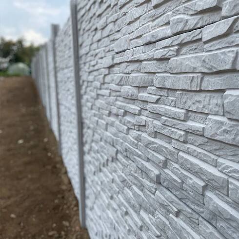 Betonové ploty Plzeň | Od výroby po montáž | TOPPLOTBETON