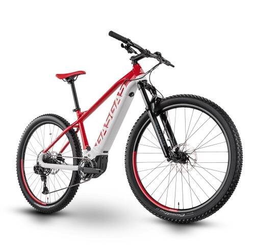 Das Bild zeigt ein GasGas G Cross Country 3.0 E-Mountainbike. Es hat einen roten und weißen Rahmen und grobstollige Reifen. Der Hintergrund ist transparent.