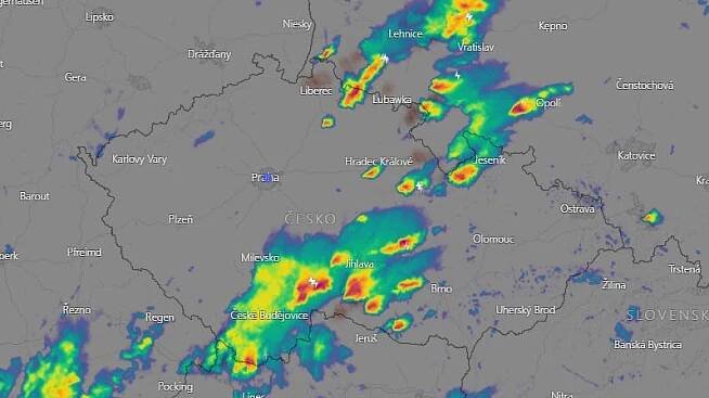 Meteorologové upřesnili výstrahu před bouřkami, kroupy mají tři centimetry - Novinky