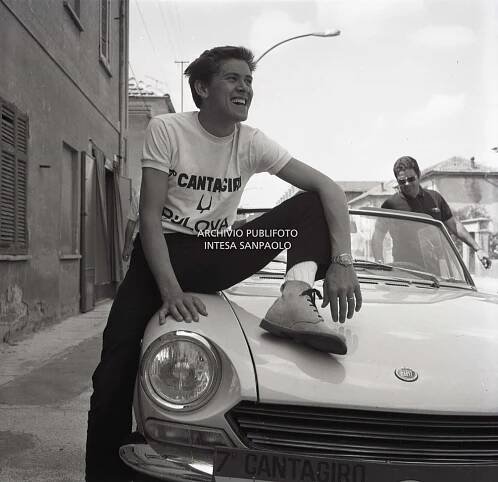 Gianni Morandi poses with the t-shirt of the 7° Cantagiro