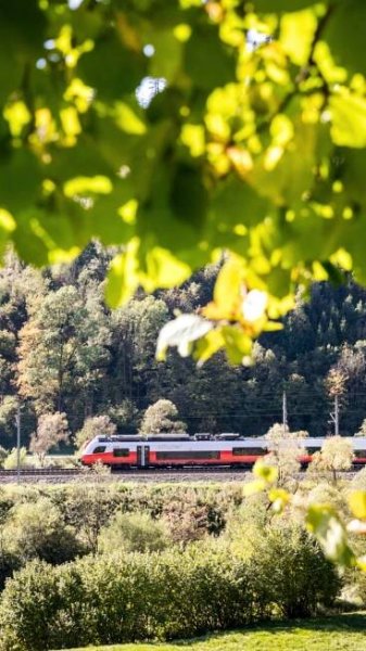 Zug in Landschaft © ÖBB/Eisenberger
