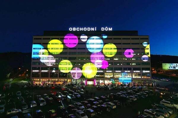 Zlínský Obchodní dům se rozsvítil narůžovo, podpoří zlínskou onkologii