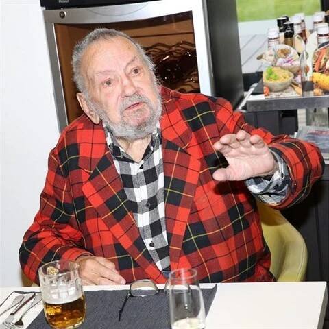 Staš je prvním manželem Jiřiny Bohdalové.