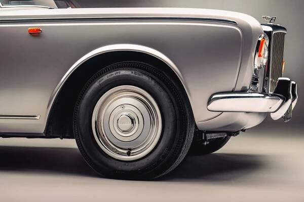 Automobilka Bentley kompletně zrekonstruovala první vůz řady T, našli jej ve skladu pod plachtou