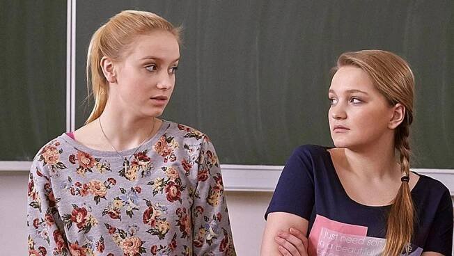 Anna Kadeřávková, Karolína Šafránková - Ulice - Z filmu