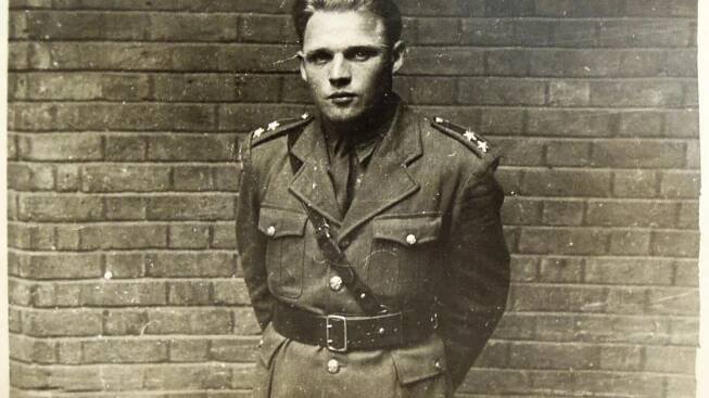 Josef Valčík vyfotografovaný ve Velké Británii.