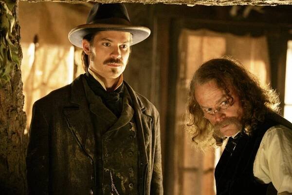 Deadwood - Krok vpřed, ale žádný zázrak - Z filmu - Timothy Olyphant, Brad Dourif