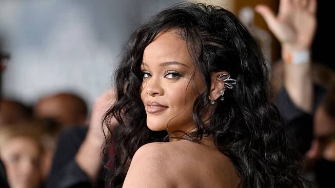 Rihanna just upped it a notch and went all the way blonde