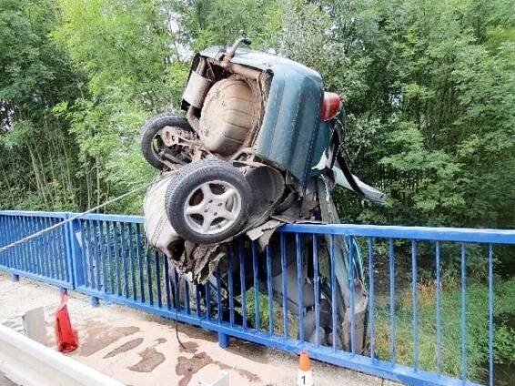 Tragická dopravní nehoda na silnici I/37 u Březhradu ve směru z Pardubic na Hradec Králové.
