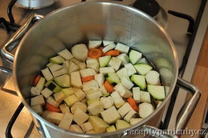 Dýňová polévka - zeleninu necháme povařit