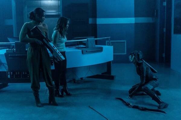 Flash - Armageddon, Part 5 - Z filmu - Candice Patton, Danielle Nicolet, Katherine McNamara