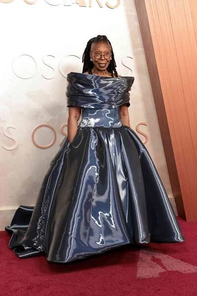 Šaty v barvě rtuti působící až tekutým dojmem na sebe oblékla herečka Whoopi Goldberg. Stejně jako v případě Halle Berry stojí za jejím modelem návrhář Christian Siriano.