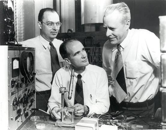 Tvorcovia prvého tranzistora: John Bardeen, Walter Brattain, a William Shockley (dole)