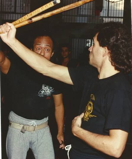 Joaquín con Dan Inosanto palos