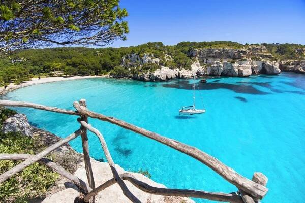 Středomořský ostrov Menorca skýtá karibské pláže a tajemné monolity - JenProCestovatele