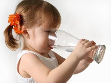 Kolik vody by mělo dítě vypít?
