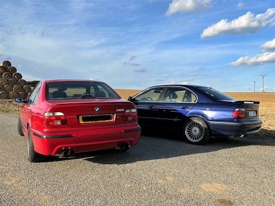 Šestnáct válců a 750 koní toho nejlepšího z Bavorska: BMW M5 versus Alpina B10 V8