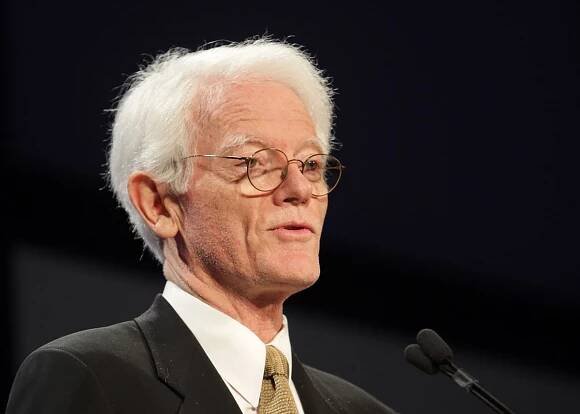 Legendární investor Peter Lynchsource https://www.bloomberg.com/news/articles/2022-05-18/fidelity-legend-peter-lynch-acquires-5-2-stake-in-penny-stock